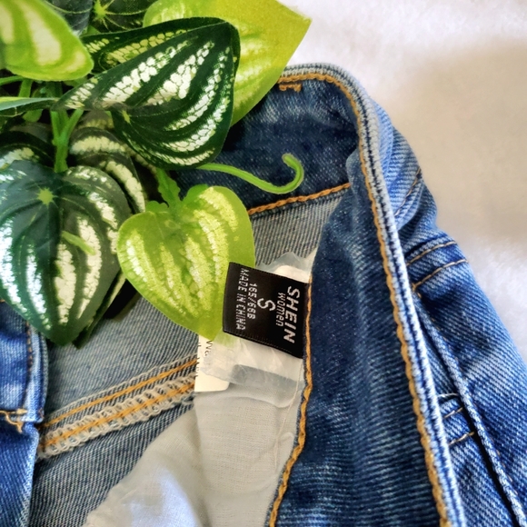 Raw Hem Flare Leg Jeans - Picture 6 of 8